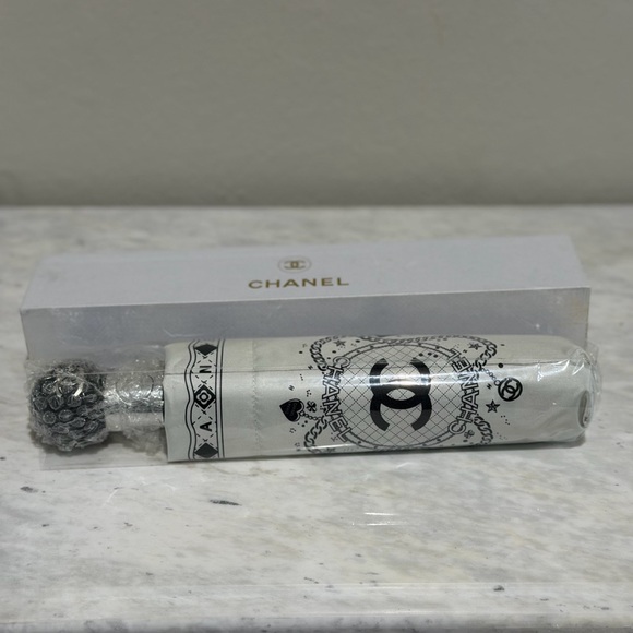 CHANEL White and Black Logo Canopy Umbrella - Picture 4 of 4